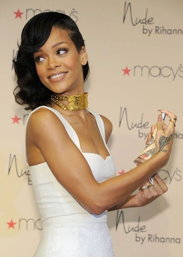 Rihanna com sua fragrância Nude