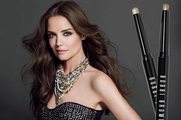 Katie Holmes usando Bobbi Brown