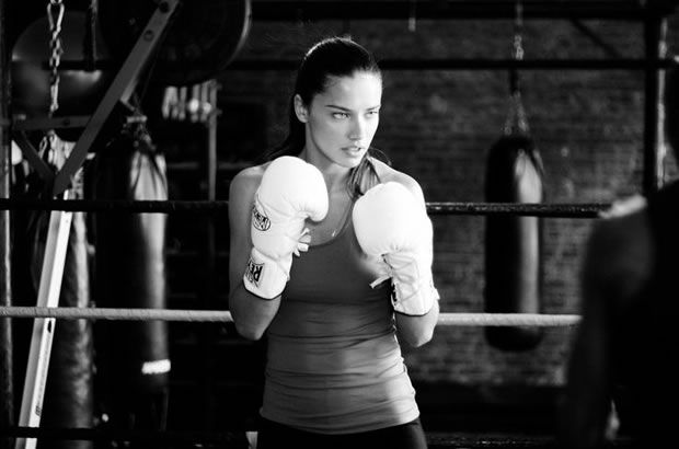 Adriana Lima Lutando Boxe