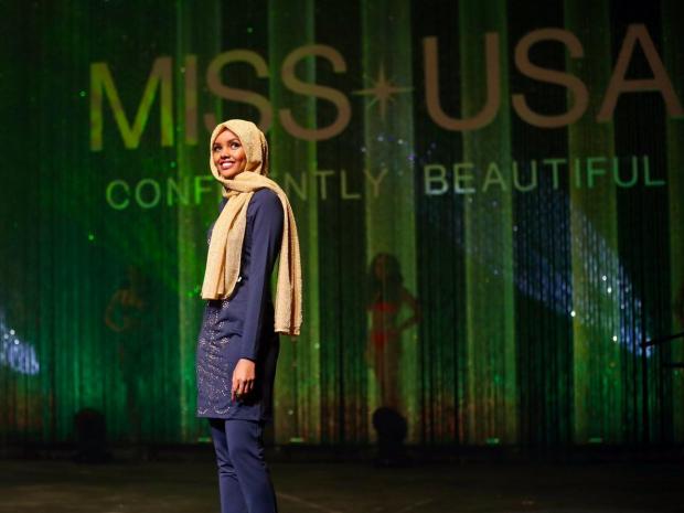 Jovem Participa de Concurso de Miss com Trajes Tradicionais Muçulmanos